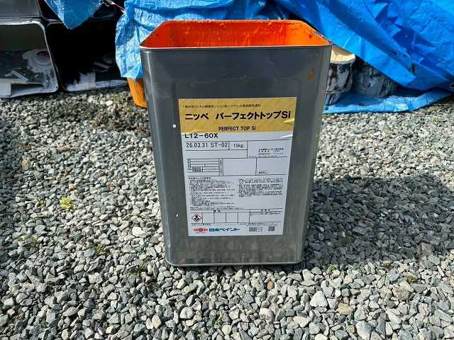上塗り塗料の缶